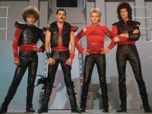 Известный всему миру музыкальный коллектив Queen начинает мировой гастрольный тур