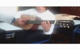 Девушка играет на гитаре и поет Девушка играет на гитаре и поет