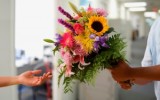 Наша доставка цветов в Саратове предлагает букет в стиле минимализм